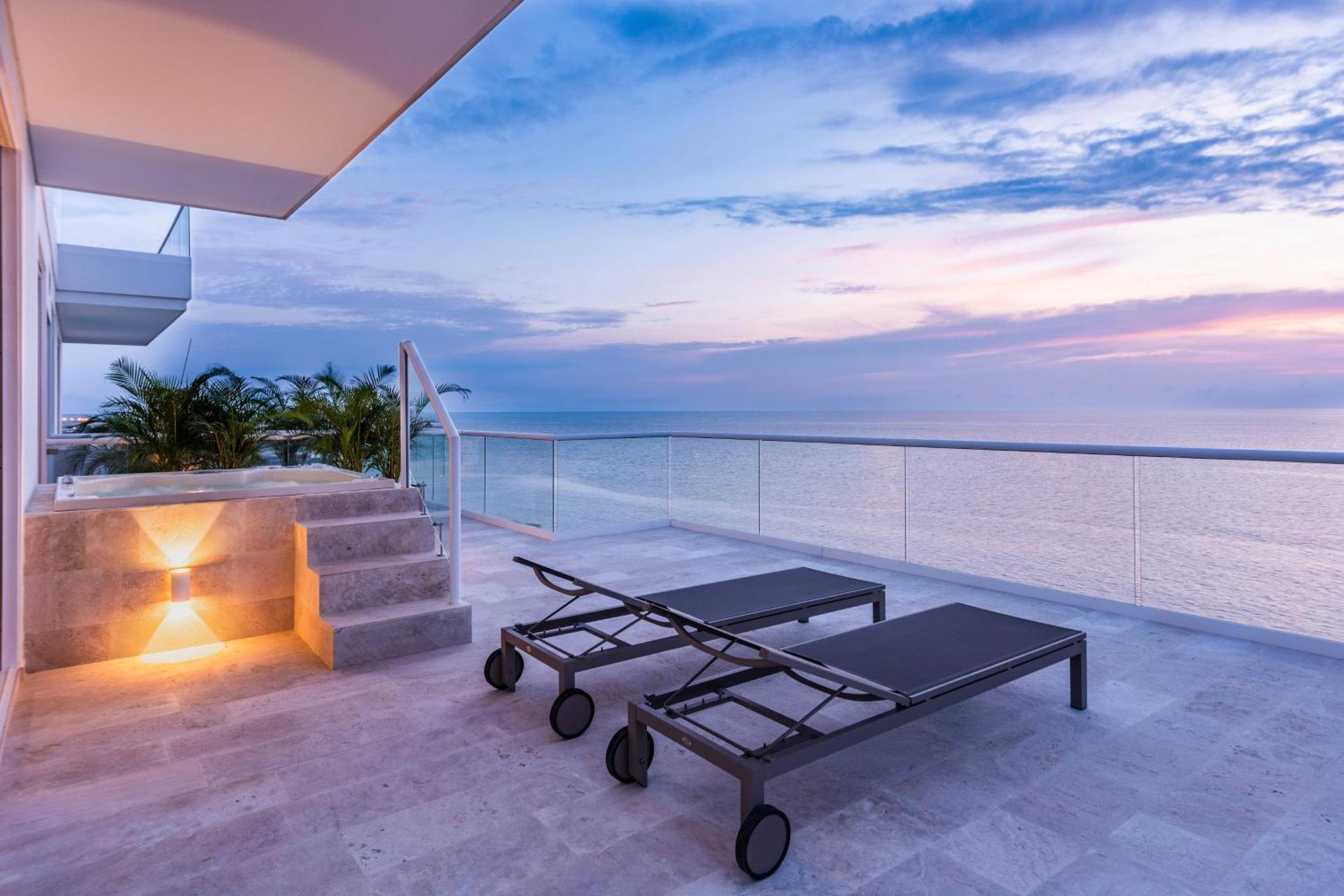 Suite con 1 dormitorio, 1 cama extragrande, sofá cama, bañera de hidromasaje, junto al mar