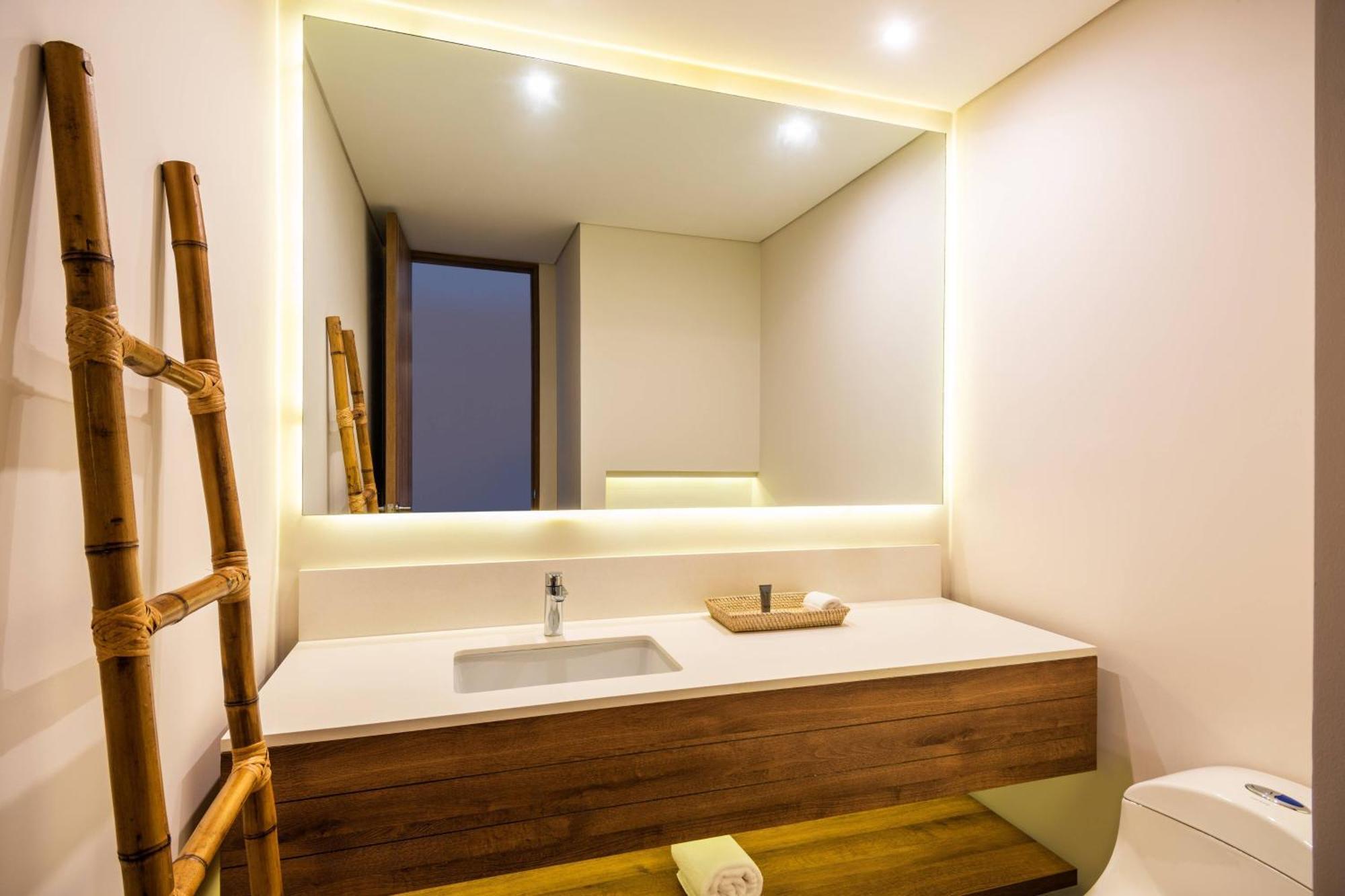 Junior Suite, 1 King, Sofa bed, Partial Ocean view, Balcony,1743223298:JPEG